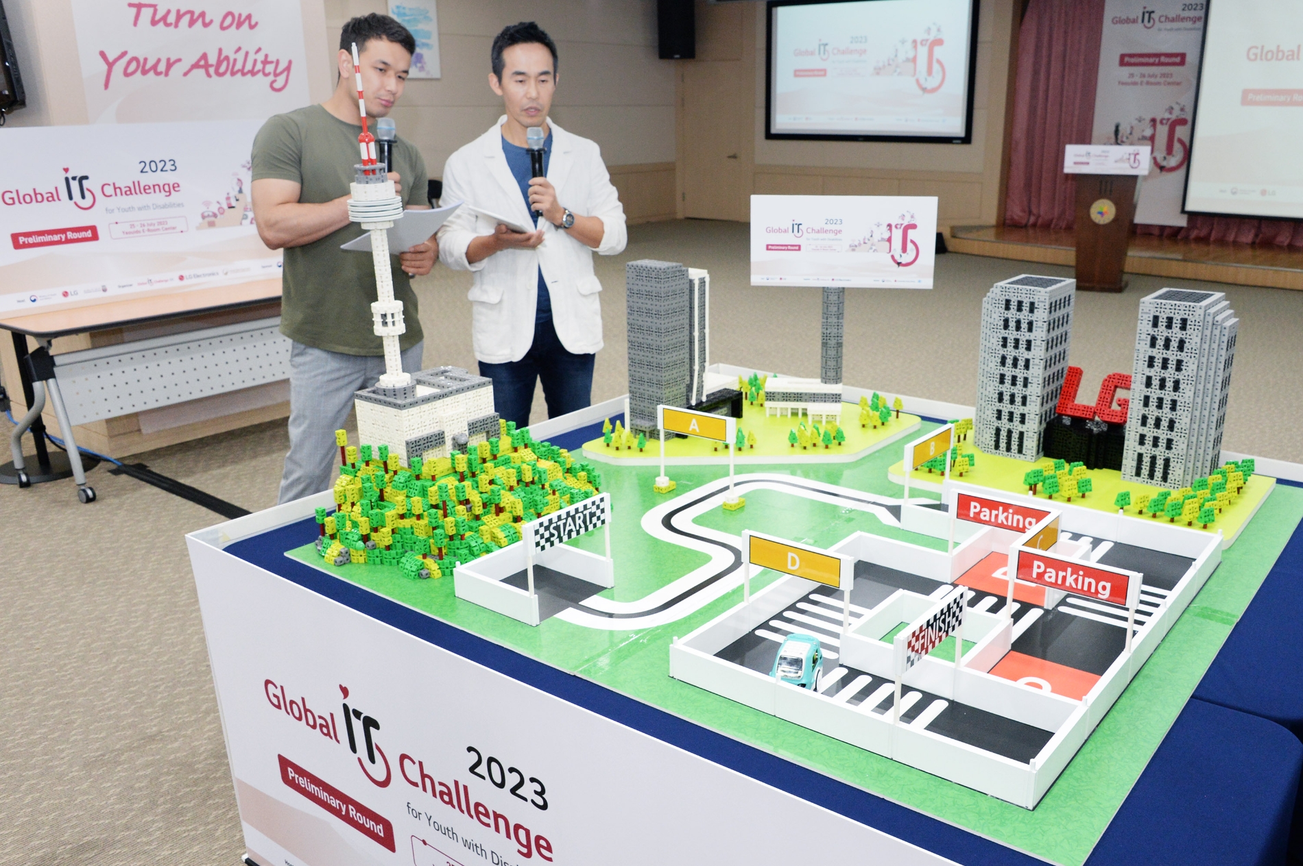 LG전자가 글로벌 ESG활동의 일환으로 2023 글로벌장애청소년IT챌린지를 개최했다. 사진은 자율주행차 코딩능력 평가 종목이 진행되고 있는 모습. 사진 제공=LG전자