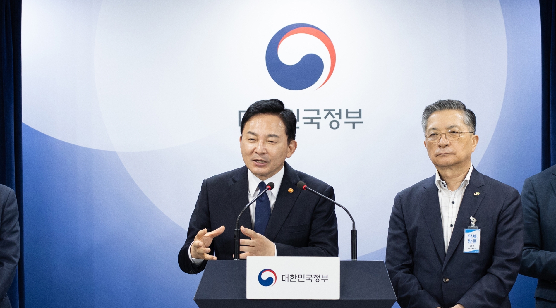 원희룡 국토부장관(왼쪽)과 이한준 LH 사장이 무량판 구조 조사결과를 발표하고 있다./사진제공=국토부