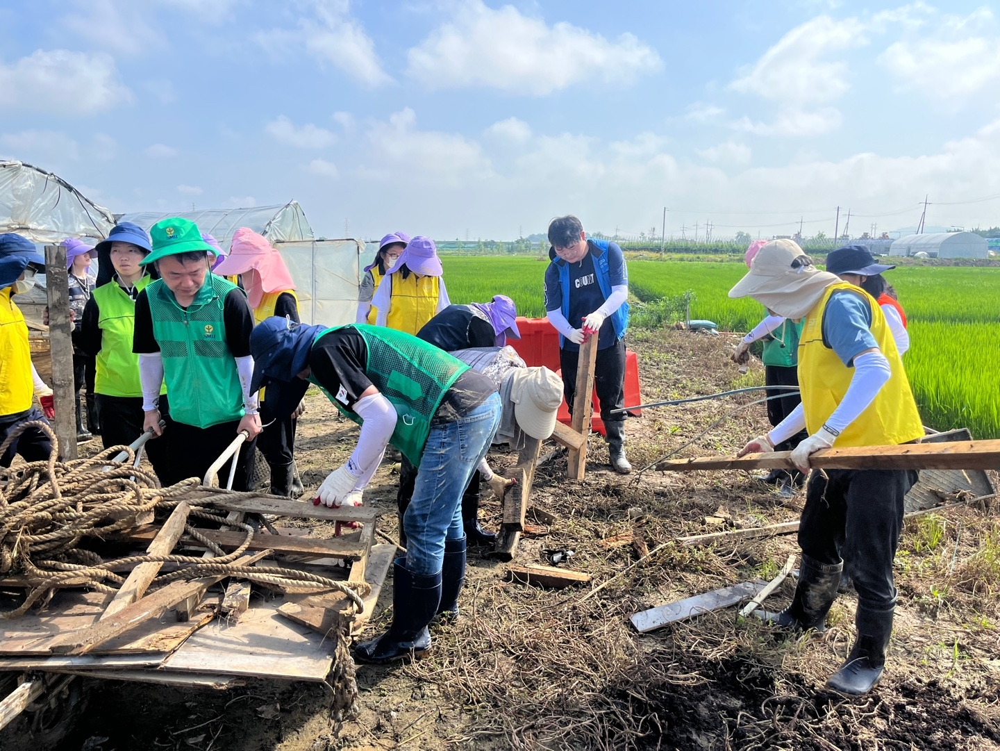 용산자원봉사센터 관계자들이 7월27일 충주시 수해지역에서 봉사활동을 하는 모습./사진제공=용산구
