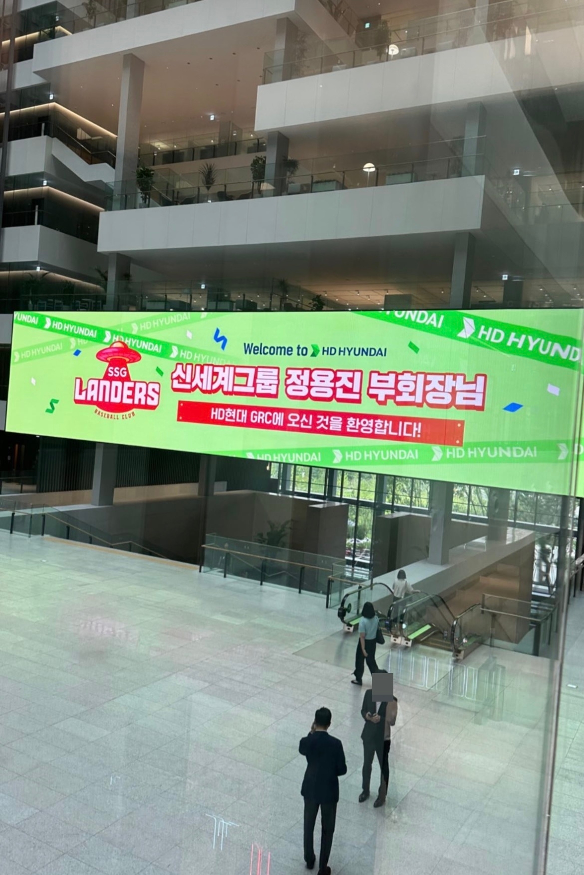 정용진 신세계그룹 부회장이 HD현대 신사옥 GRC에 방문했다. /사진=정용진 인스타그램