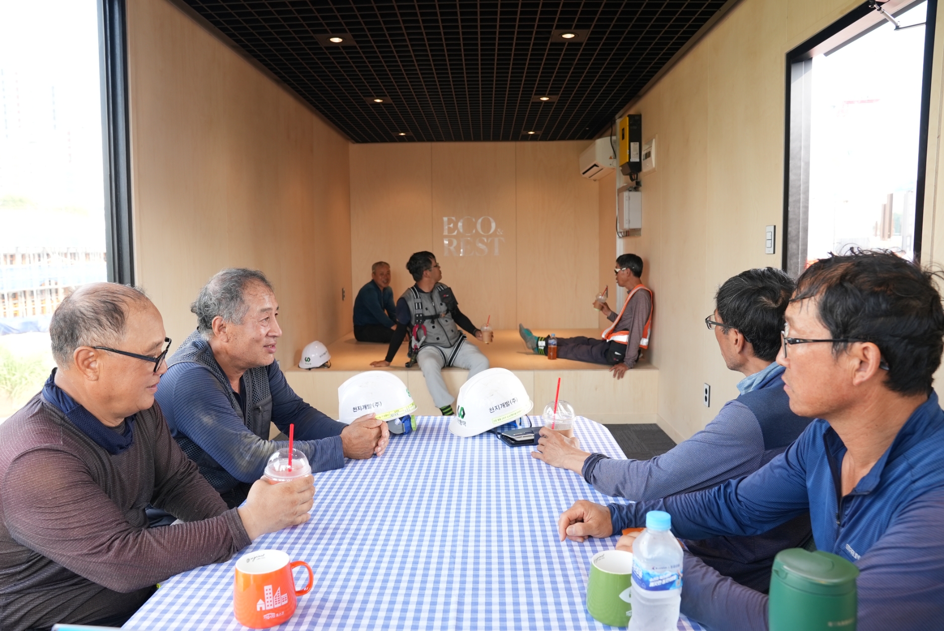 포스코이앤씨의 이동식 근로자 휴게실 'ECO&REST' 내부에서 휴식을 취하고 있는 근로자들 / 사진제공=포스코이앤씨