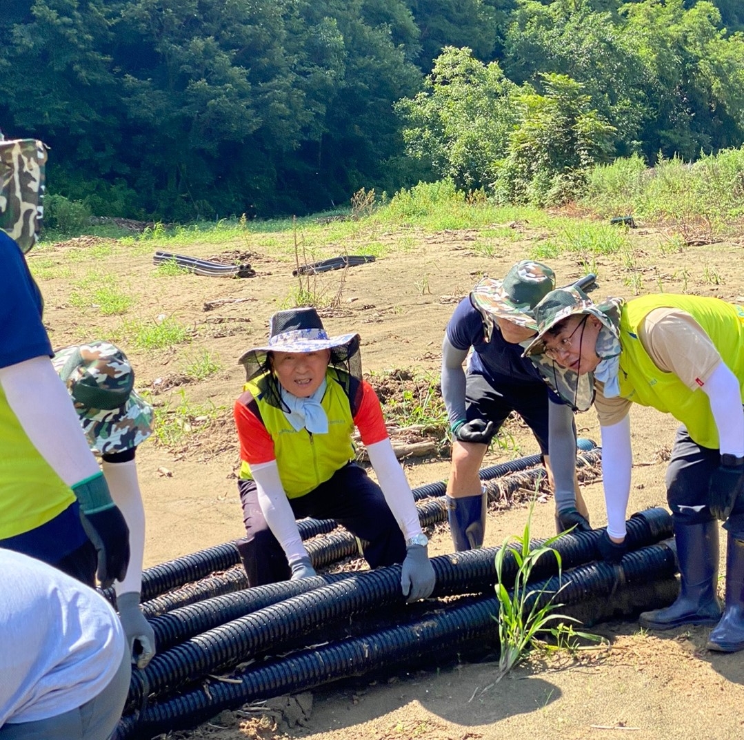 김춘안 사업지원부문 부사장(사진 가운데)과 헤아림 봉사단이 지난 3일, 경북 예천군 소재의 호우피해 지역을 찾아 수해복구 일손돕기를 실시했다. 사진 제공=NH농협손해보험