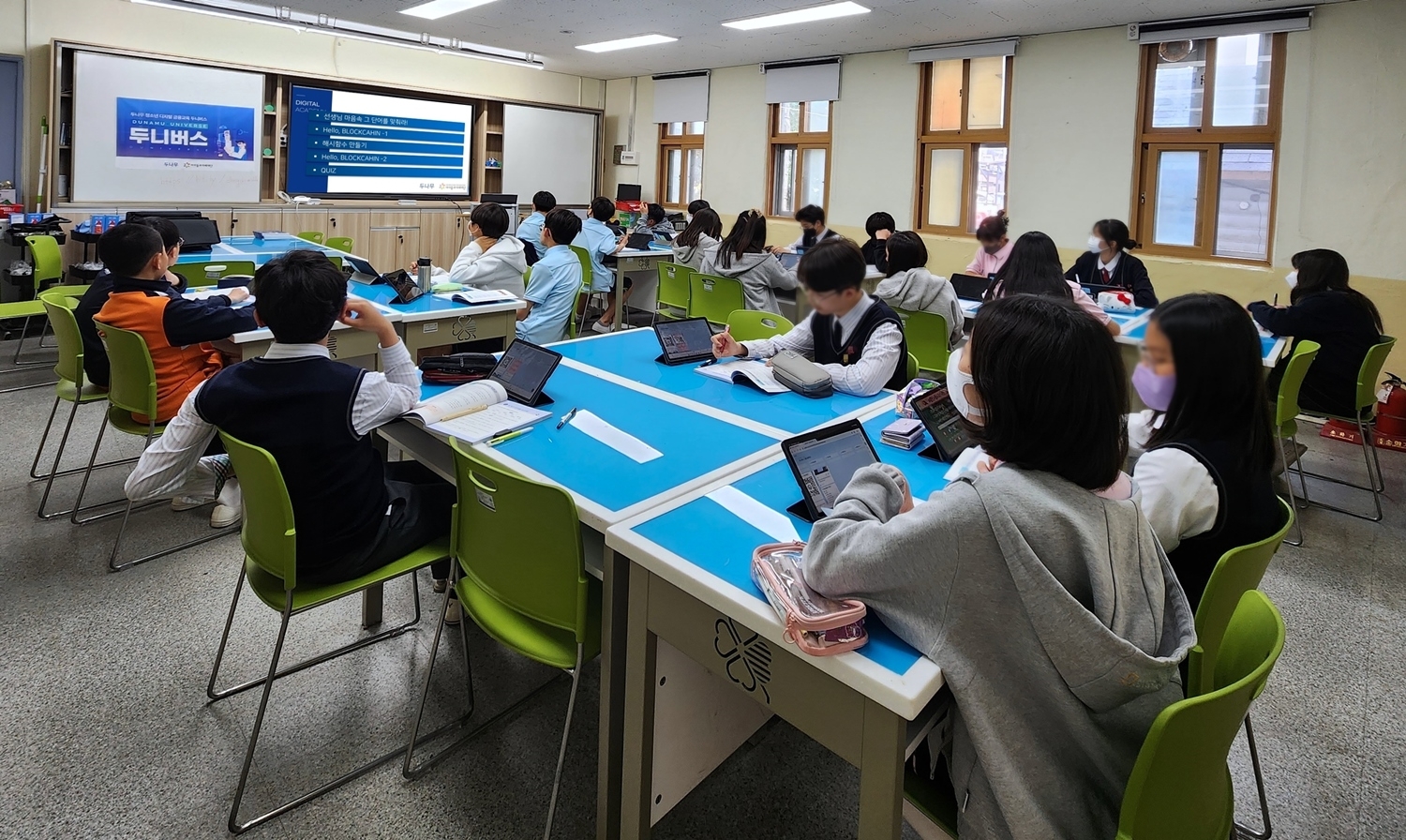디지털 금융 교육 프로그램 ‘두니버스’ 참여 학생들이 수업을 듣고 있는 모습./사진제공=두나무(Dunamu‧대표 이석우)