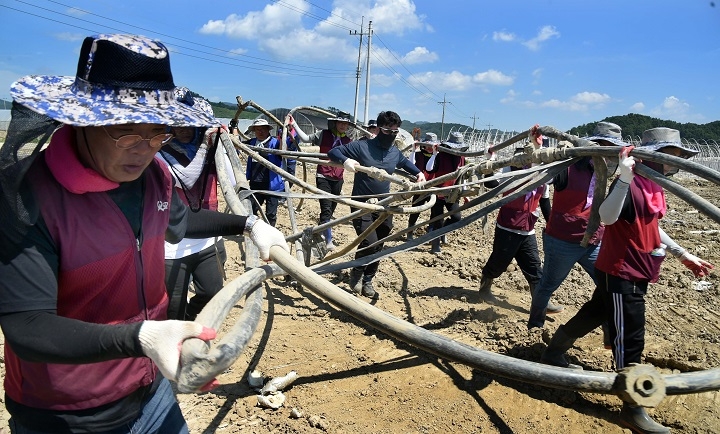 SR, 해양환경공단 대산지사 관계자들이 충남 청양군 청남면 일대 농가를 찾아 수해복구활동을 펼치고 있다./사진제공=SR