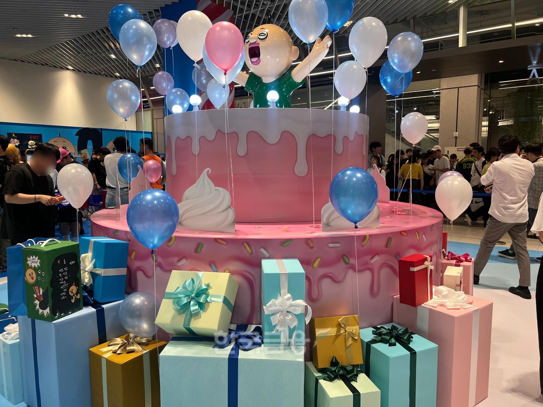 지난달 26일 열린 '빵빵이의 일상' 팝업스토어 매장은 빵빵이 생일파티를 콘셉트로 꾸며졌다. 사진은 매장에 설치돼 있는 케이크 조형물. / 사진=이주은 기자