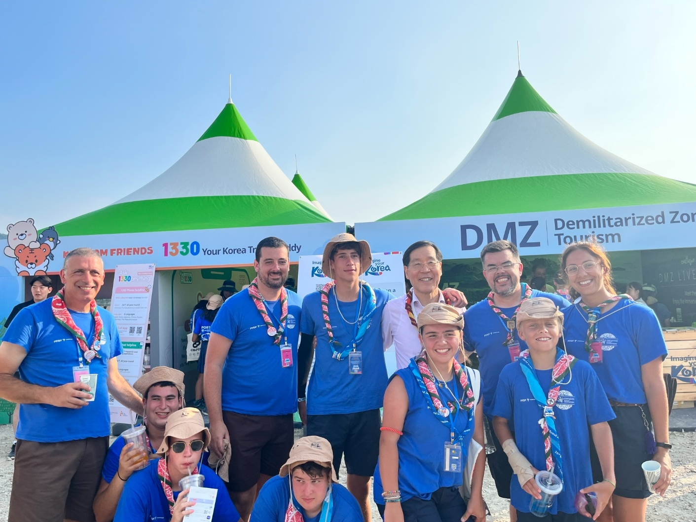 김장실 한국관광공사 사장(윗줄 왼쪽에서 4번째)이 잼버리 한국관광홍보관에서 잼버리 참가자들과 기념사진을 촬영하고 있다. /사진제공=한국관광공사