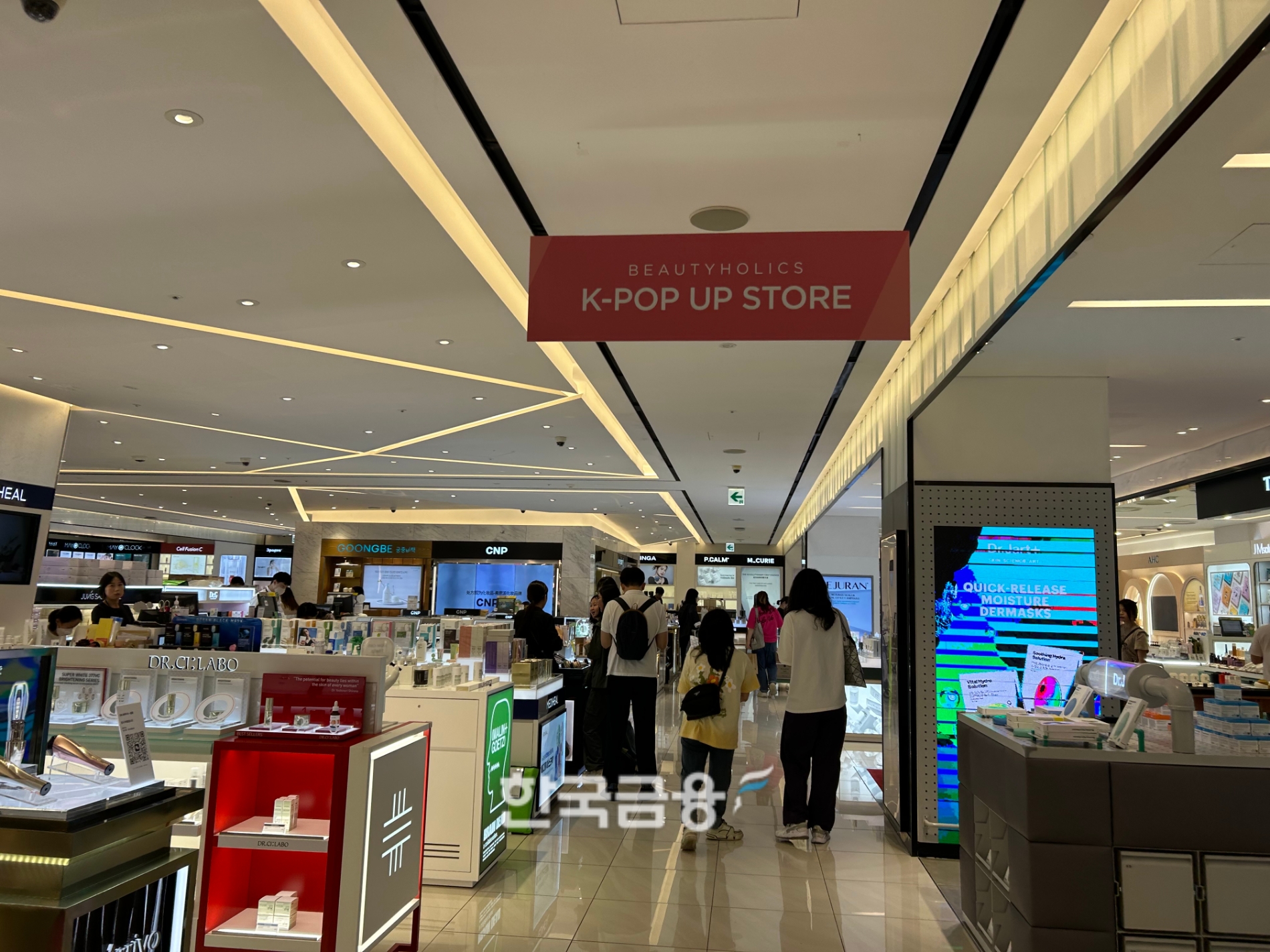 시내면세점에서 쇼핑 중인 해외 관광객의 모습. /사진=박슬기 기자