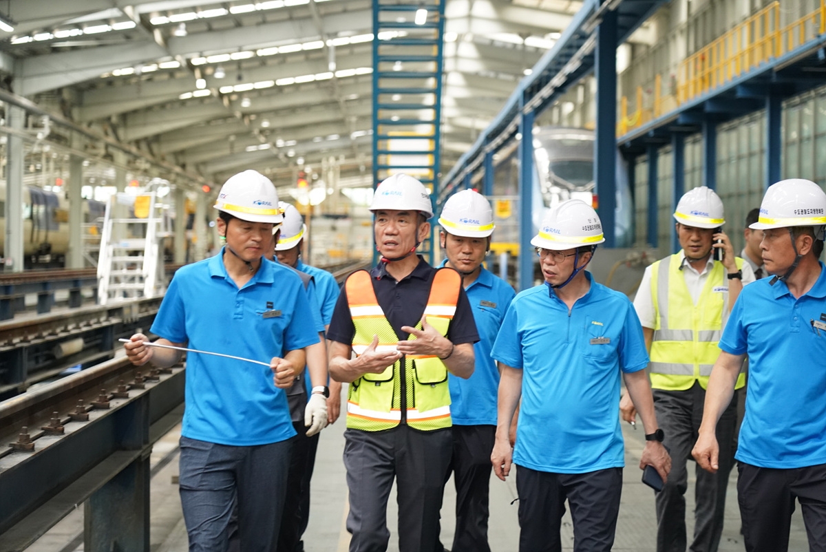 한문희 코레일 사장이 태풍 ‘카눈’ 대비 수도권 현장 점검을 진행하고 있다. / 사진제공=코레일