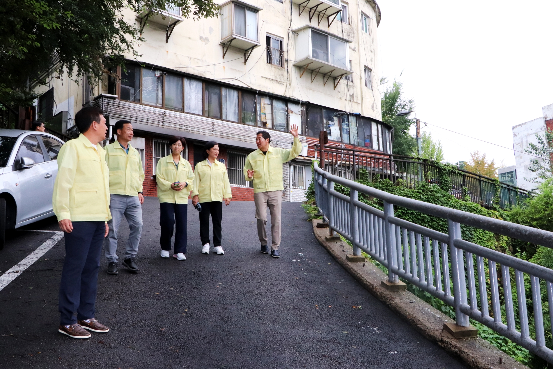 오른쪽부터 중구의회 길기영 의장 조미정 복지건설위원장, 이정미 운영위원장, 송재천 행정보건위원장, 윤판오 부의장이 회현시민아파트를 찾아 수해 피해가 없는지 살피고 있는 모습./사진제공=중구의회