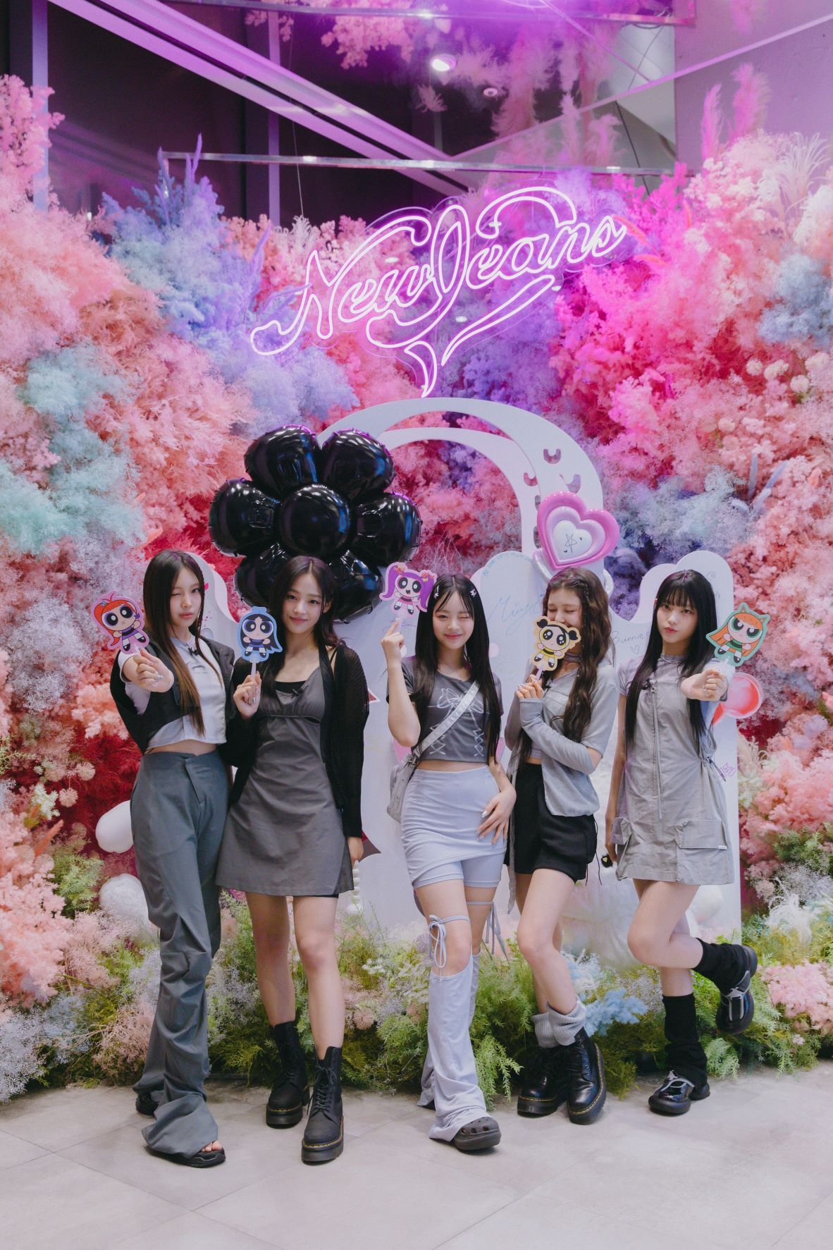 라인프렌즈 스토어 홍대점에 방문한 뉴진스 멤버들. / 사진제공=IPX