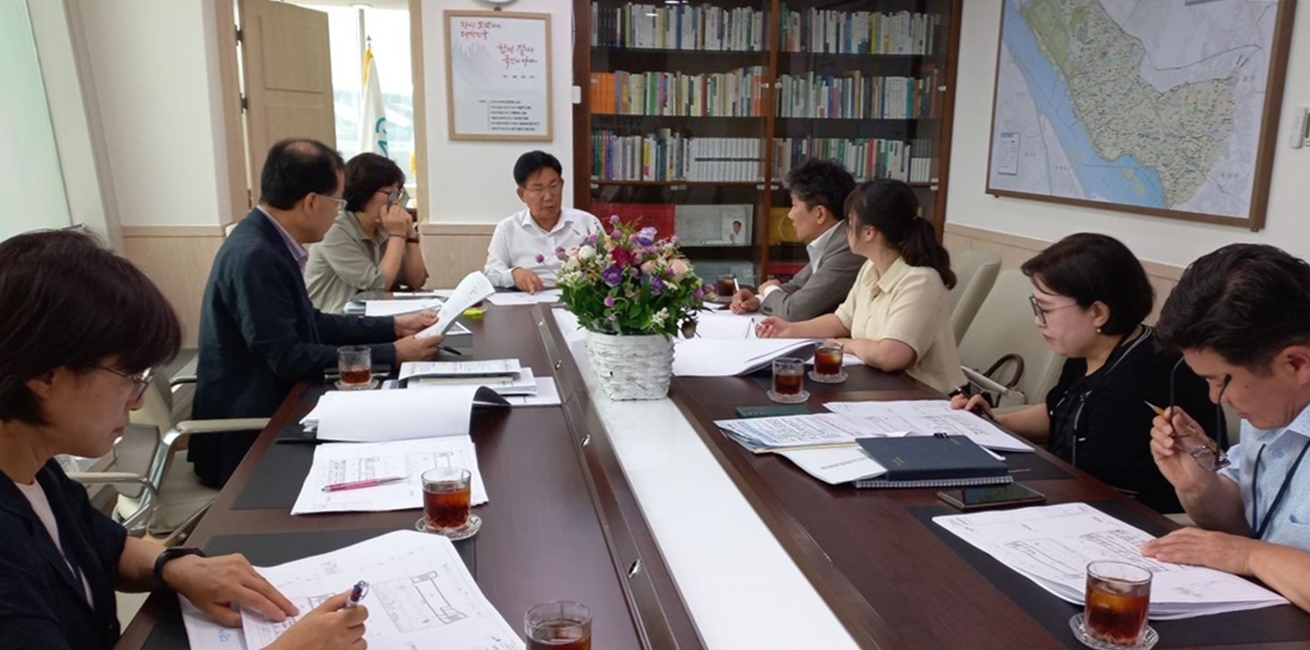 박강수 마포구청장이 복합문화복지시설 설계 검토 회의를 주재하는 모습./사진제공=마포구