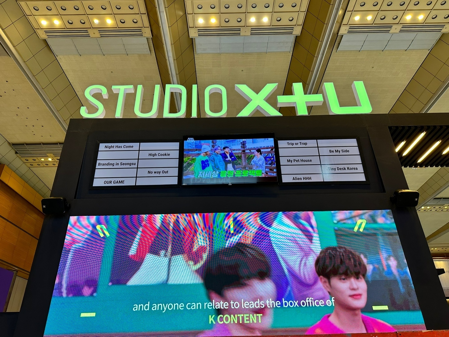 LG유플러스 콘텐츠 전문 스튜디오 'STUDIO X+U’가 서울 삼성동 코엑스에서 열리는 아시아 최대 규모 콘텐츠 마켓인 '국제방송영상마켓 2023'에 최초로 참여했다. 사진은 행사장 내 마련된 STUDIO X+U 부스 전경./사진제공=LG유플러스