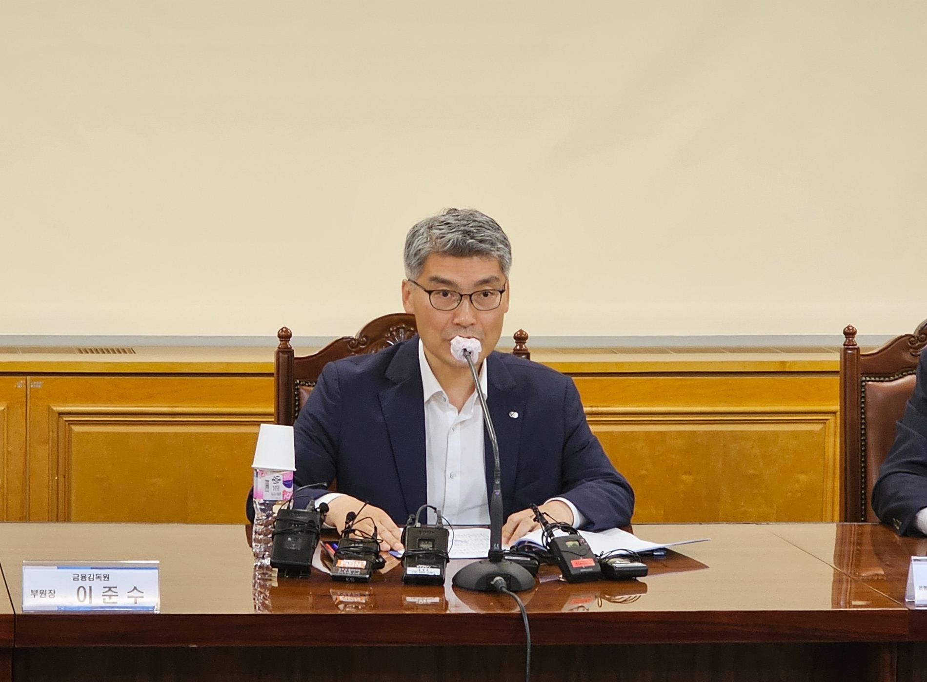 이준수 금융감독원 은행·중소서민 부원장이 17일 서울 중구 은행회관에서 은행연합회 및 17개 은행 은행장과 간담회를 개최해 내부통제 강화 방안 및 향후 가계부채 관리방향 등 주요 현안사항에 대해 논의했다. /사진제공=금융감독원