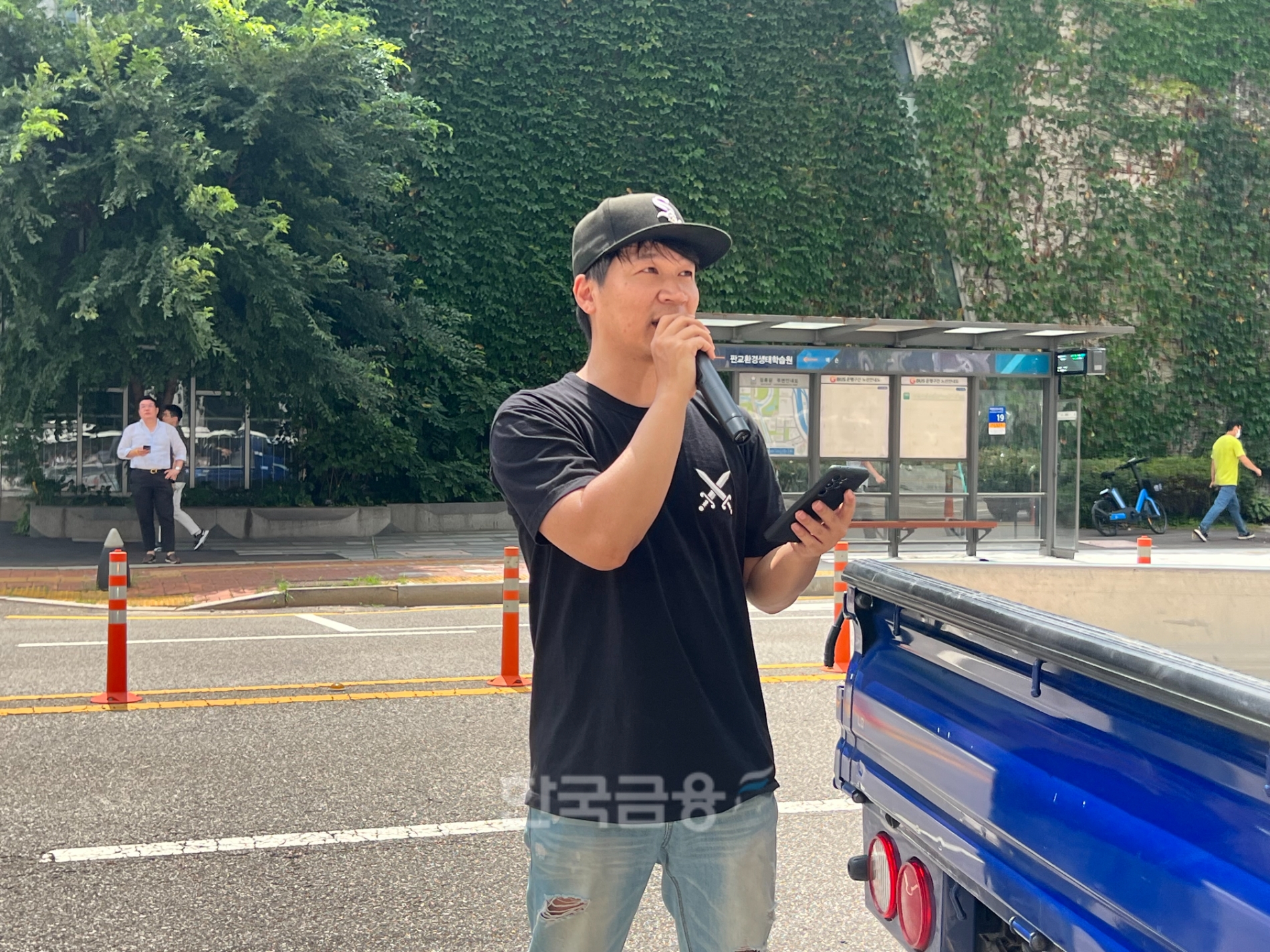 진창현 엑스엘게임즈분회장이 엑스엘게임즈 사무실 앞에서 시위문을 읽고 있다. / 사진=이주은 기자