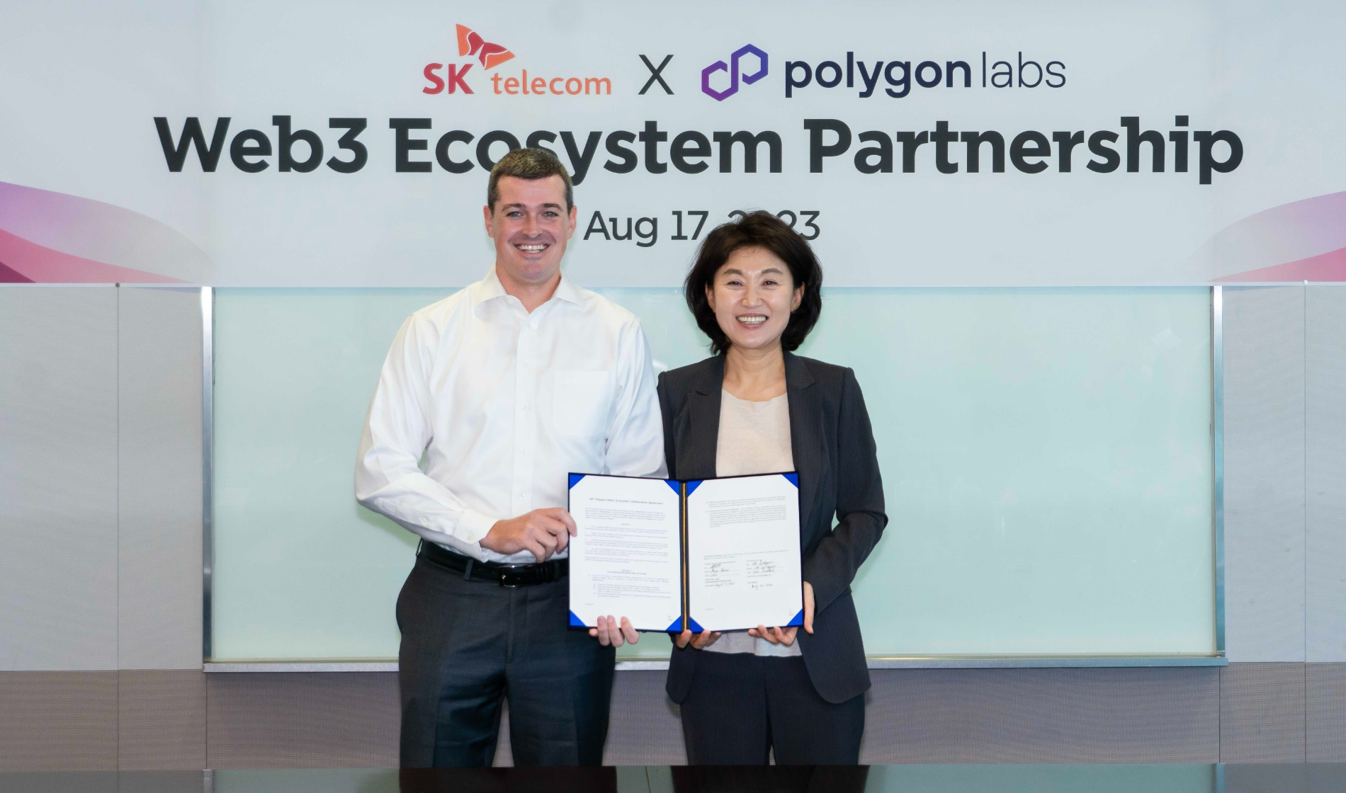 오세현 SK텔레콘 Web3 CO장(오른쪽)과 마크 보이런(Marc Boiron) 폴리곤랩스 CEO가 기념촬영을 하고 있다./사진제공=SK텔레콤