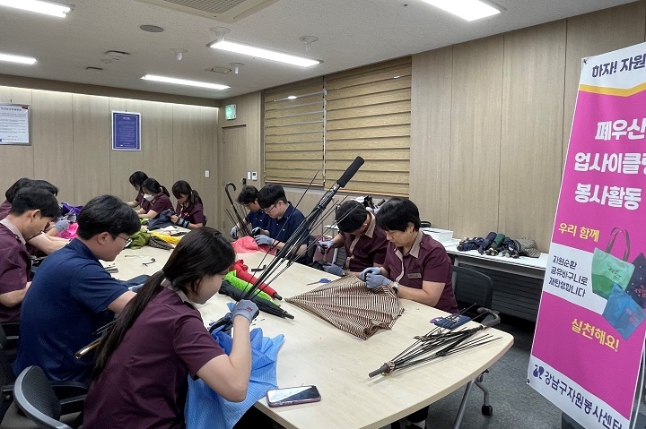 SR관계자들이 폐우산 이용 업사이클링 활동을 진행하는 모습./사진제공=SR