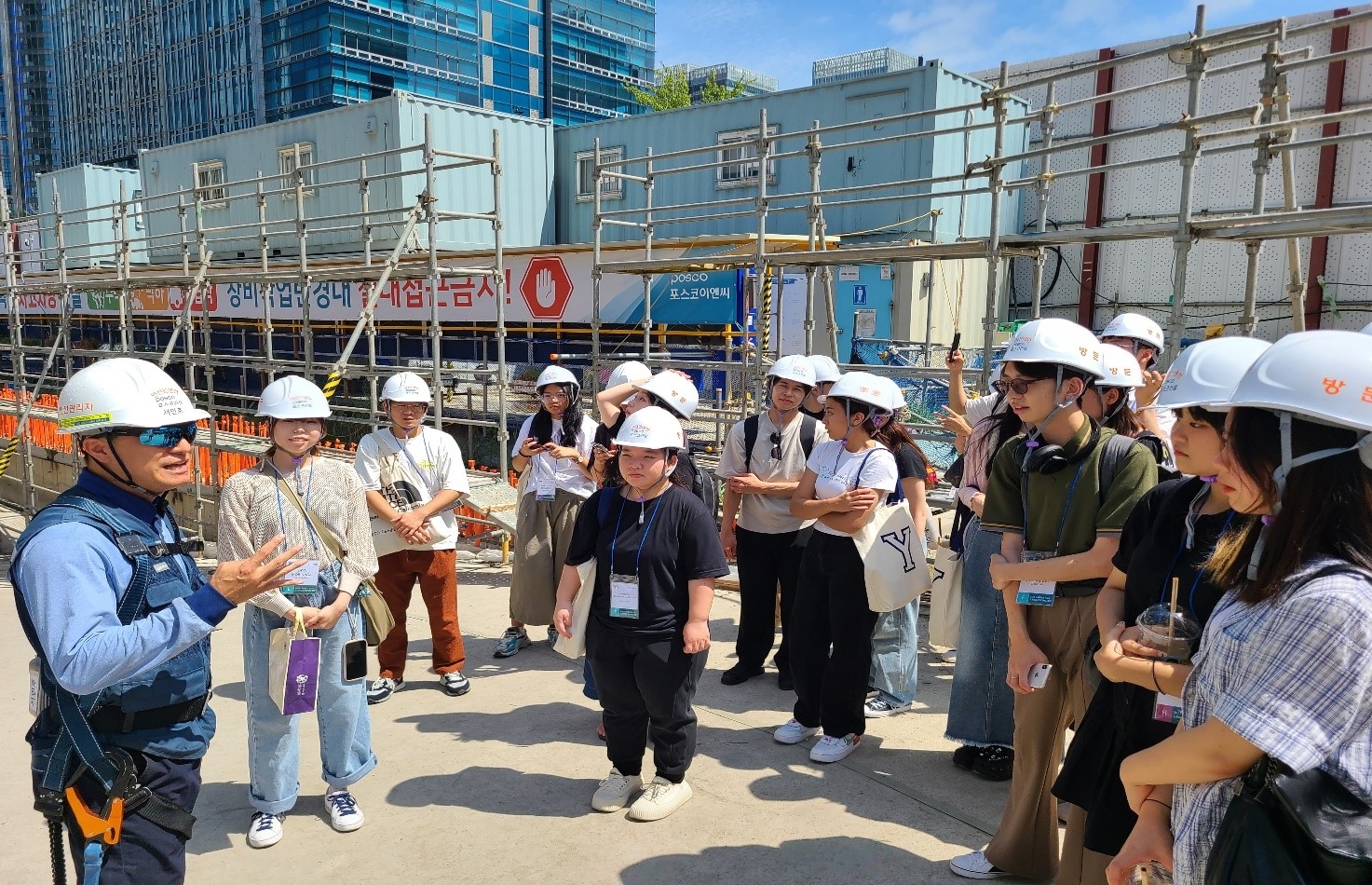 글로벌 도시혁신스쿨에 참여한 학생들이 포스코이앤씨 건설현장을 방문해 현장 안내를 받고 있다. / 사진제공=포스코이앤씨