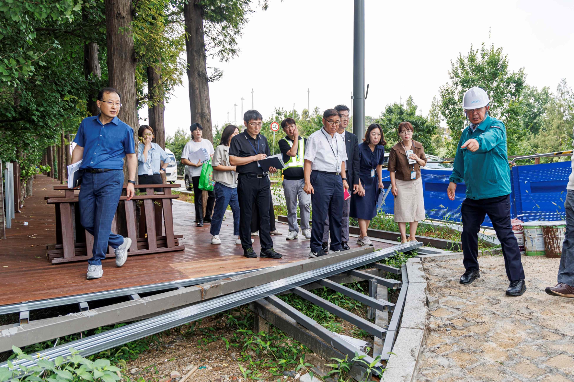 박강수 마포구청장이 8월17일 월드컵 메타세쿼이어길 힐링 테마 산책길 조성 현장을 점검하는 모습./사진제공=마포구