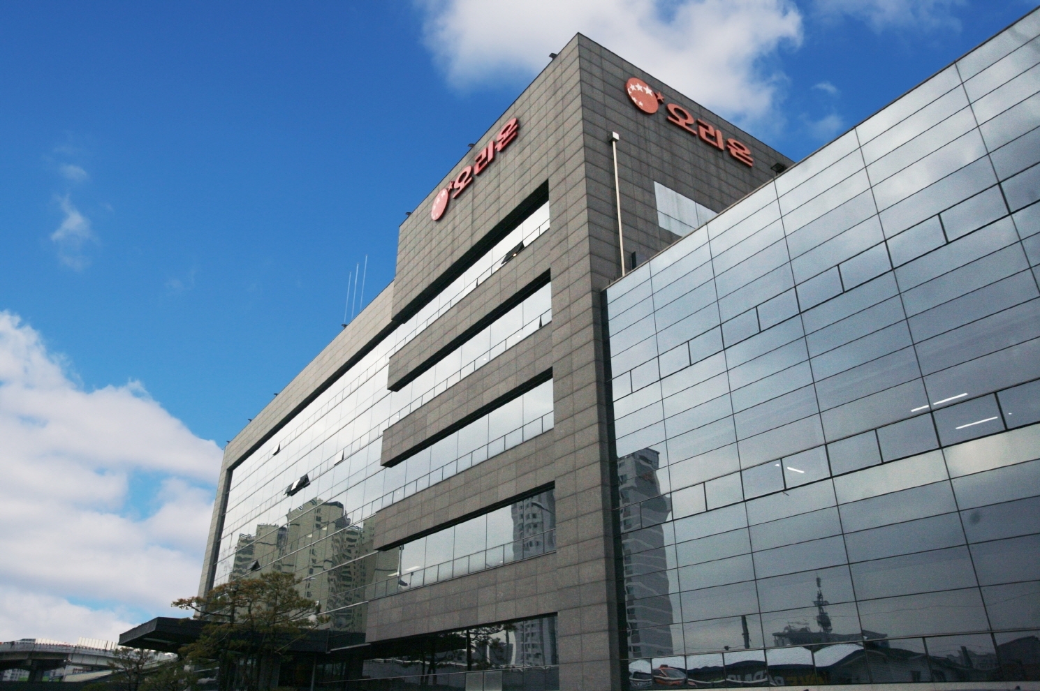 현대차증권(대표 최병철)이 오리온(대표 이승준)의 하반기 실적에 대해 원가 부담 하락에 따른 수익성 개선을 전망하면서 투자의견 매수, 목표주가 17만원을 유지했다. /사진제공 = 오리온