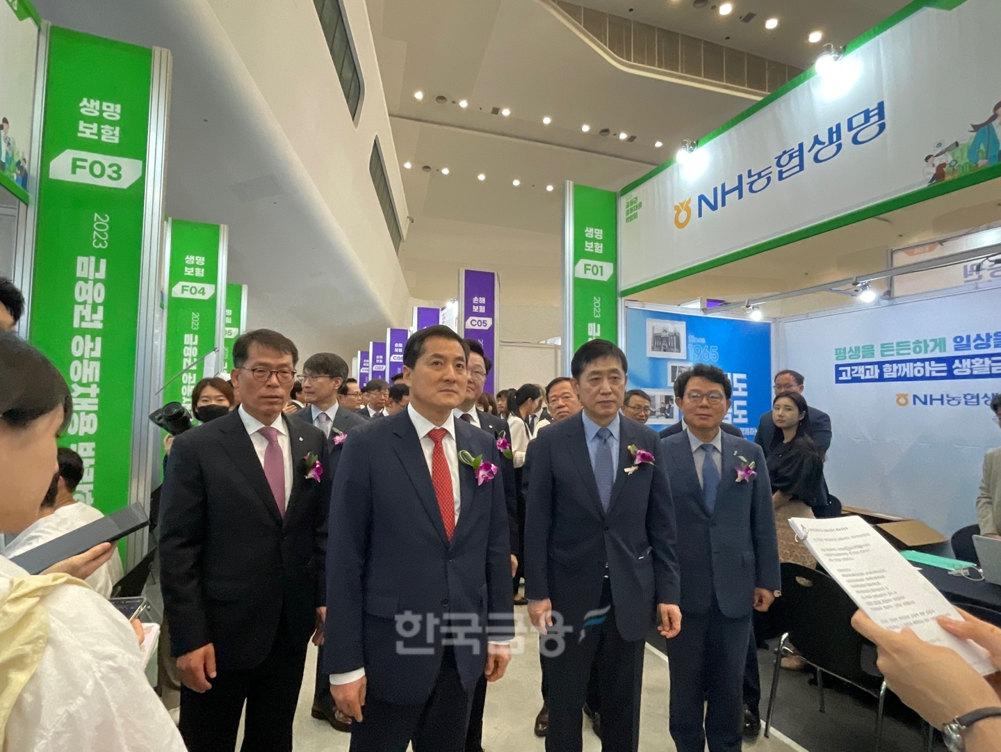 김주현 금융위원장(왼쪽에서 세번째)이 '2023 금융권 공동 채용박람회'에서 보험 관련 부스를 방문하고 있다./사진=전하경 기자