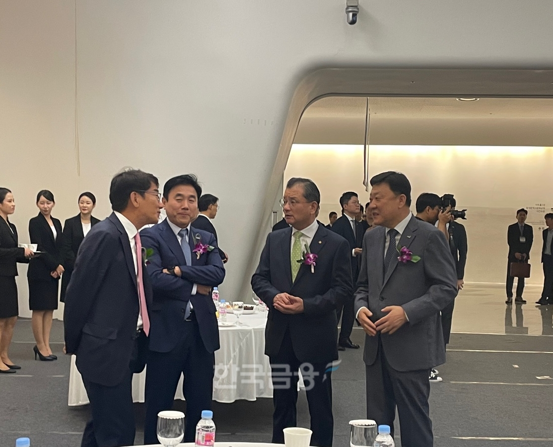 (왼쪽부터) 이영종 신한라이프 대표, 전영묵 삼성생명 대표, 여승주 한화생명 대표, 편정범 교보생명 대표가 금융권 공동 채용박람회장에서 담소를 나누고 있다./사진=전하경 기자