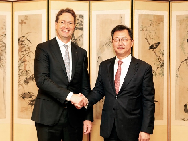 최재원 SK그룹 수석부회장(오른쪽)과 올라 칼레니우스 메르세데츠-벤츠 그룹 회장. 사진제공=SK.