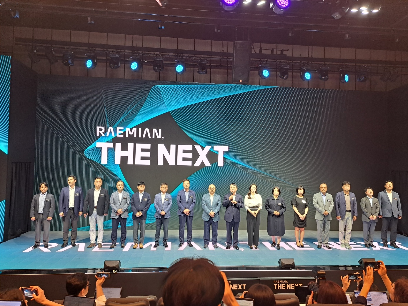 23일 오전 열린 삼성물산 '래미안, THE NEXT' 행사에서 삼성물산 건설부문 주요 경영진들이 인사를 하고 있다. / 사진=장호성 기자