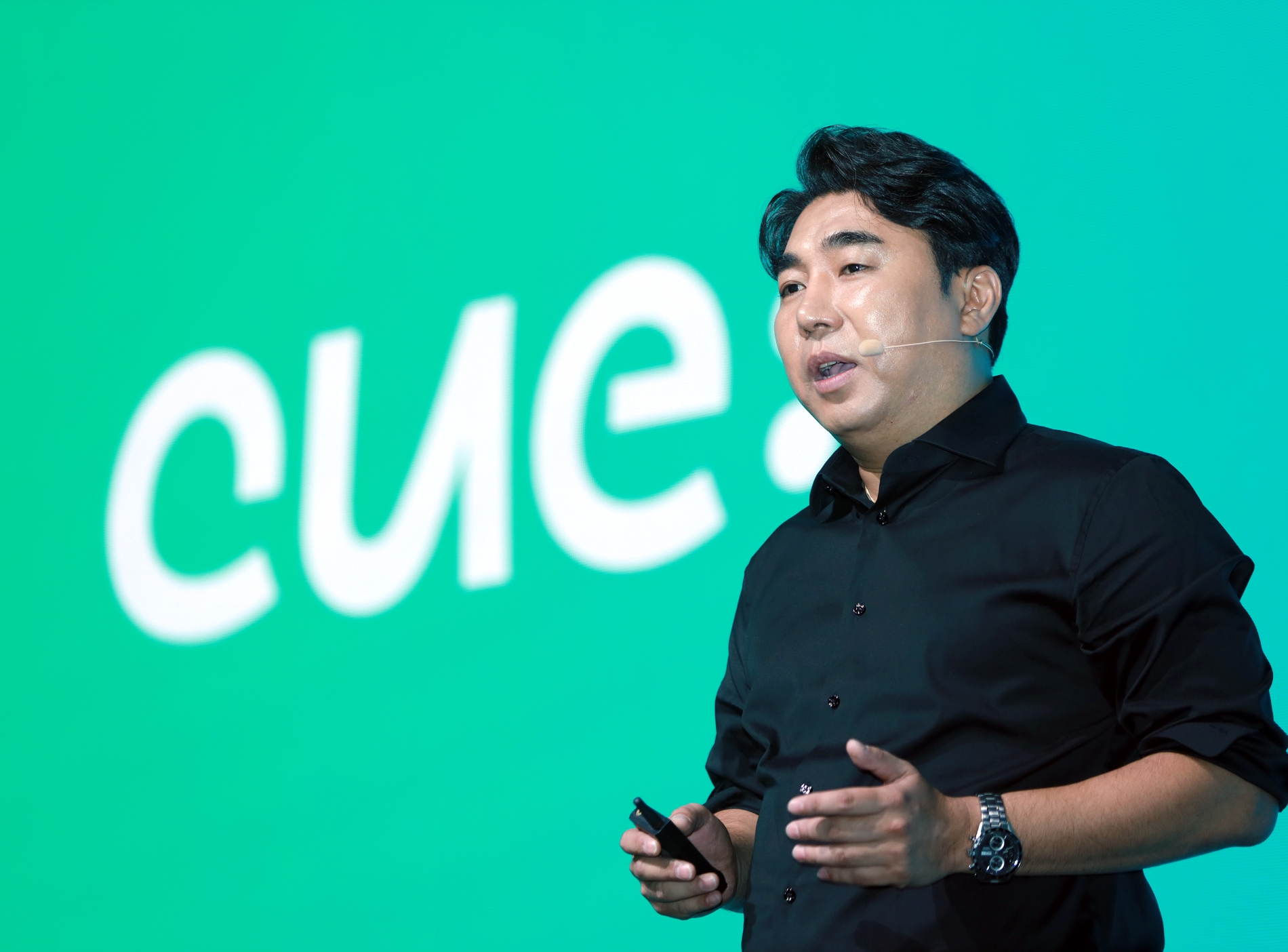 김용범 네이버 서치 US AI 기술총괄이 24일 열린 팀네이버 컨퍼런스 '단(DAN) 23'에서 생성형 AI 검색 서비스 '큐:'에 대해 소개하고 있다. / 사진제공=네이버