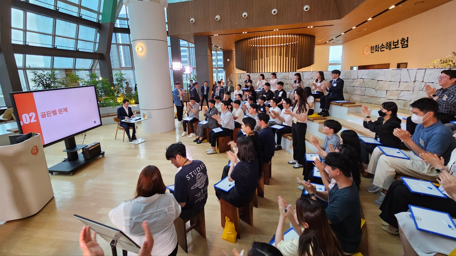 한화손해보험이 23일 여의도 본사에서 사내 소통 강화를 위해 '골든벨 퀴즈대회'를 개최했다. 사진 제공=한화손해보험