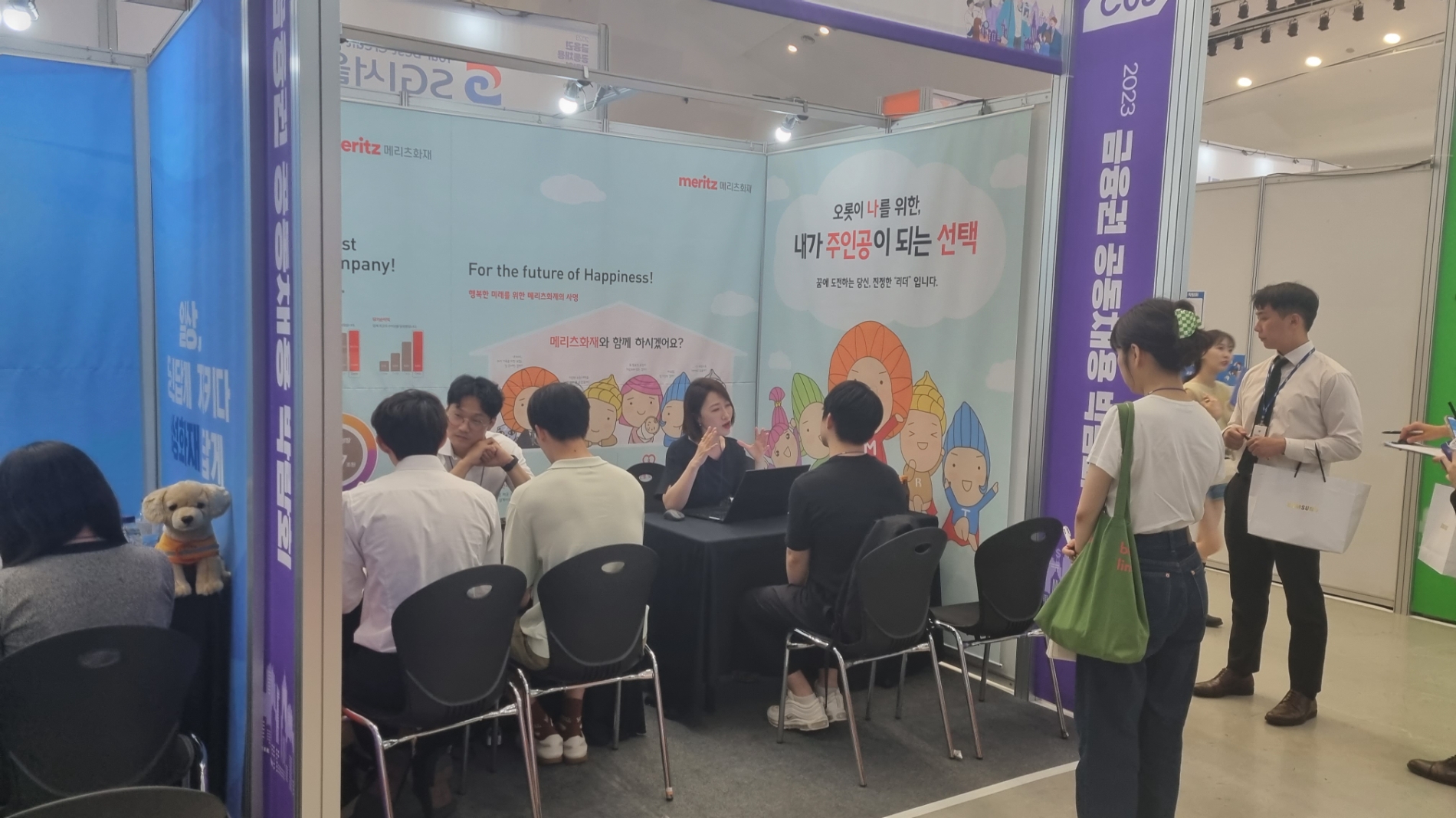 24일 서울 동대문디자인플라자(DDP)에서 열린 '2023 금융권 공동채용 박람회'에서 인사담당자들과 구직자들이 취업 상담을 진행하고 있다. 사진=정은경 기자.