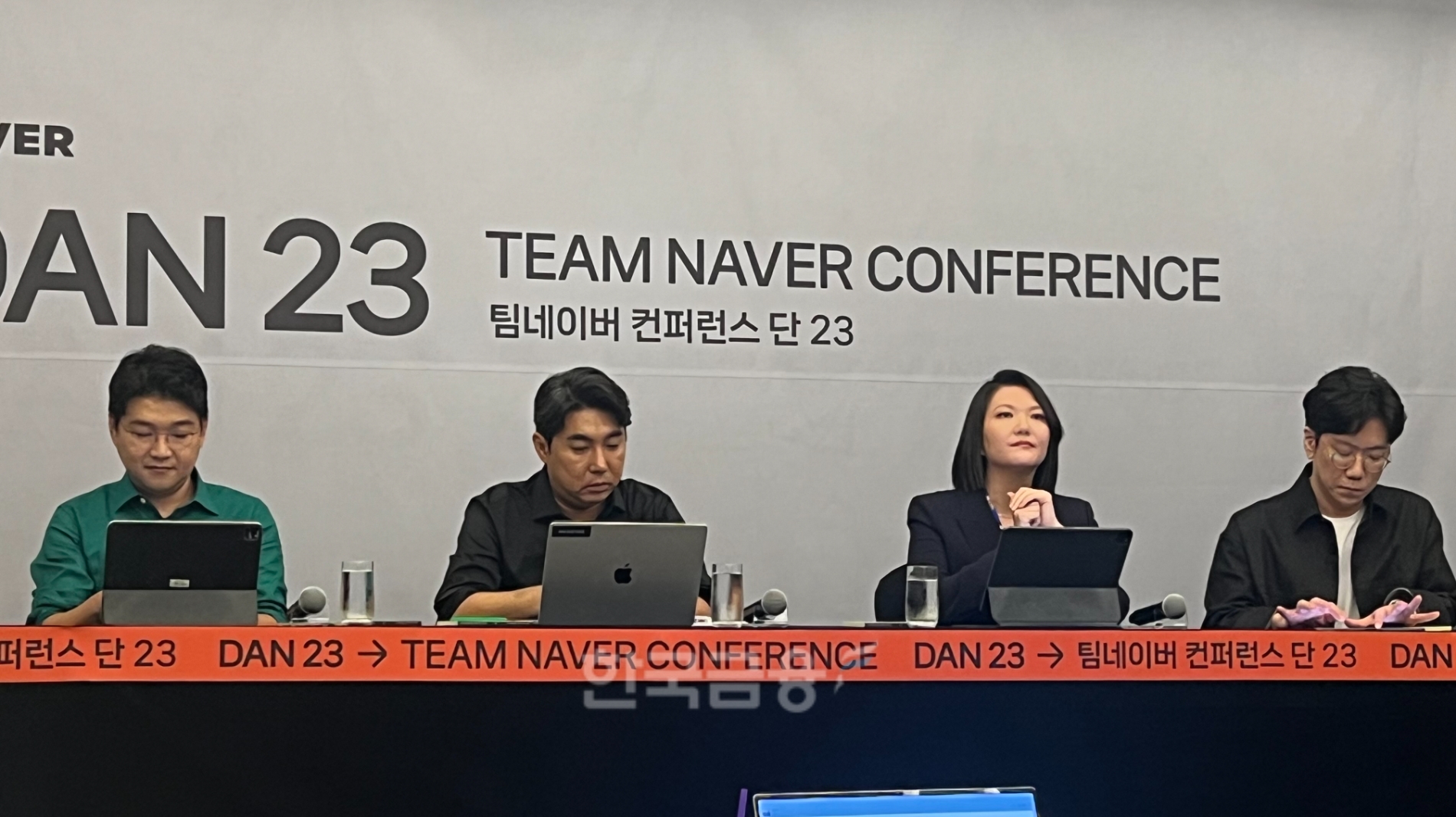 (왼쪽부터) 최재호 서치 CIC 책임리더, 김용범 네이버 서치 US AI 기술총괄, 최수연 네이버 대표, 성낙호 네이버클라우드 하이퍼스케일 AI 기술 총괄이 24일 인터컨티넨탈 서울 파르나스에서 열린 팀네이버 컨퍼런스 '단 23' 기자 간담회를 준비하고 있다. / 사진=이주은 기자