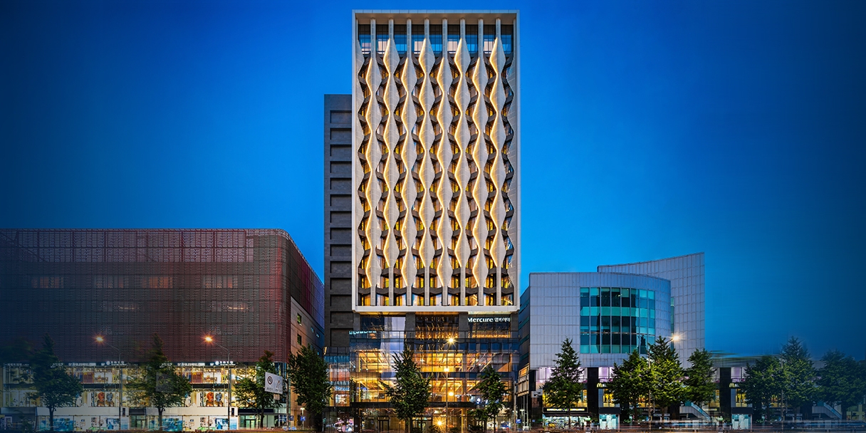 현대자산운용(대표이사 정욱)이 홍대 랜드마크 건물인 머큐어 앰배서더 홍대 매각을 추진한다고 25일 밝혔다. /사진제공 = 현대자산운용