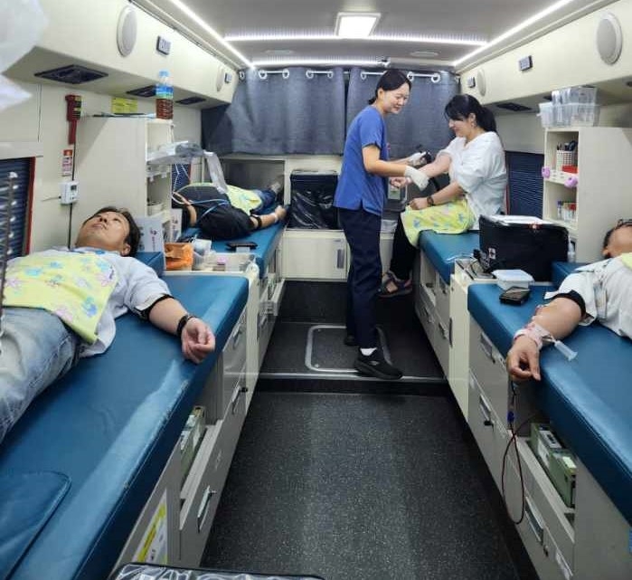 한국지역정보개발원 임직원들이 ‘사랑의 헌혈행사’에서 헌혈을 하고 있다./사진제공=한국지역정보개발원