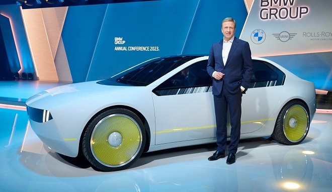 올리버 집세 BMW그룹 회장이 CES 2023에서 콘셉트카 'BMW i 비전 디'를 소개하고 있다. 제공=BMW.