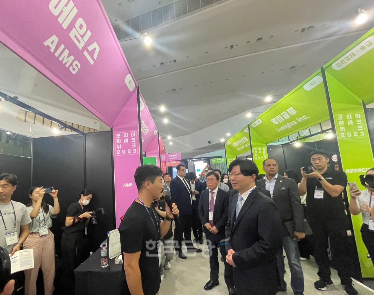 김소영 금융위원회 부위원장(오른쪽)이 임종윤 에임스 대표이사 부스에 방문해 서비스 설명을 듣고 있다./사진=전하경 기자