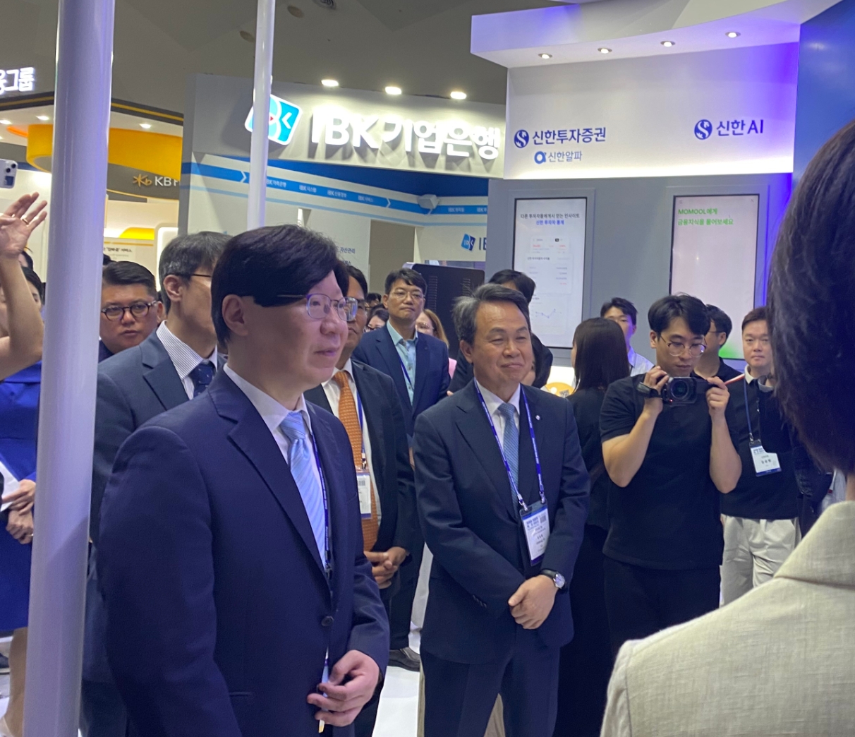 30일 서울 동대문디자인플라자(DDP)에서 열린 '코리아 핀테크 위크 2023'에서 김소영 금융위원회 부위원장(앞줄 왼쪽)과 진옥동 신한금융지주 회장이 신한카드 ‘MySHOP Together 소상공인 함께성장 솔루션’ 시연 서비스를 보고 있다./ 사진 = 홍지인 기자