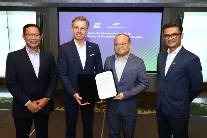 삼성중공업(대표 최성안, 정진택)은 말레이시아 현지시간 30일 쿠알라룸푸르에서 노르웨이 선급인 DNV로부터 '부유식 이산화탄소 저장·주입 설비(FCSU, Floating CO2 Storage Unit)'에 대한 기본 인증을 받았다. 사진제공=삼성중공업.