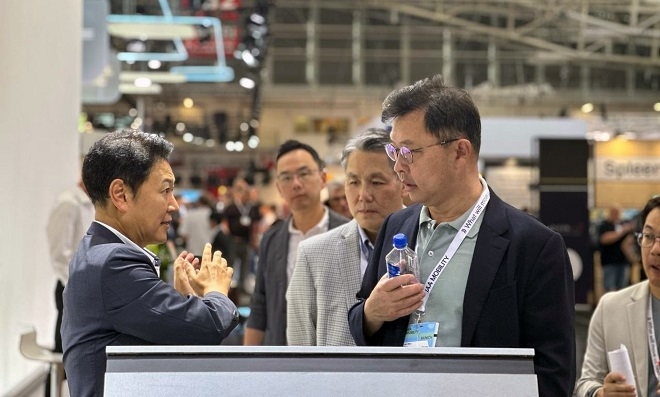 iAA 현대모비스 부스를 방문한 최재원 수석부회장. 사진=SK온