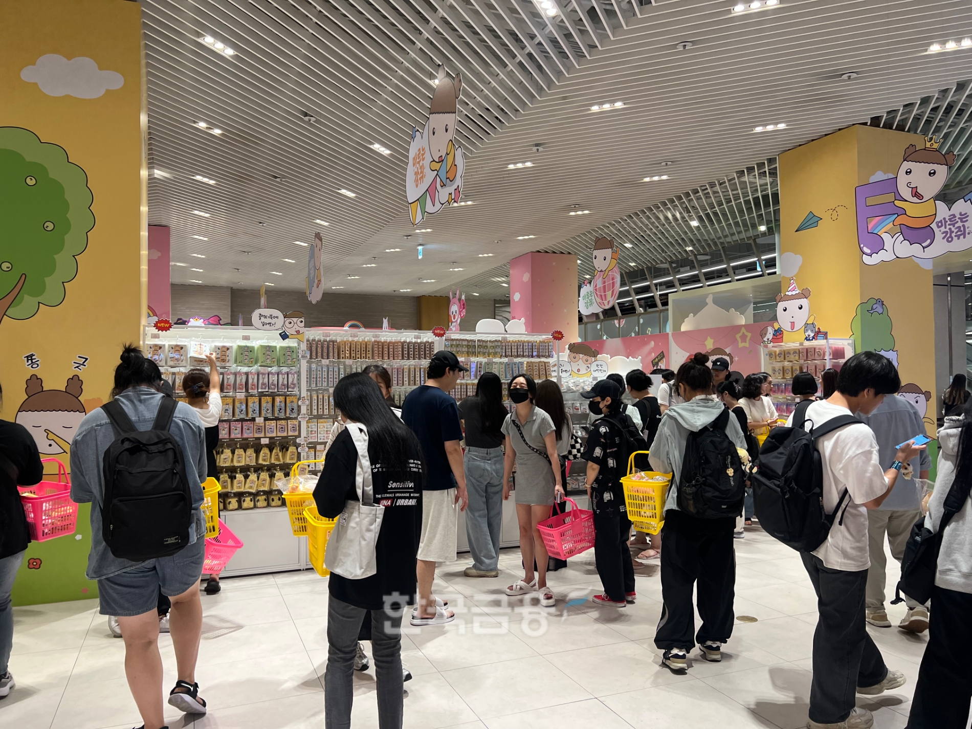 5일 오전 11시경 방문한 네이버웹툰 팝업스토어 '툰 페스티벌' 내부는 방문객들로 북적였다. / 사진=이주은 기자