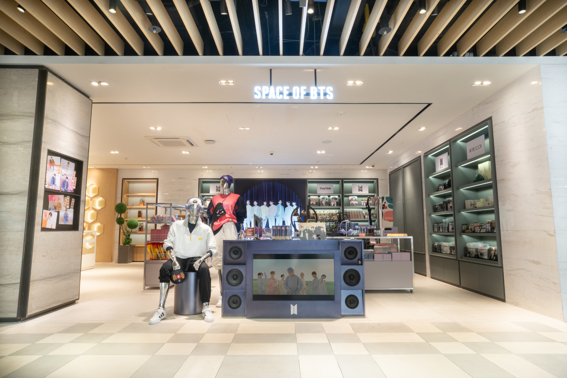신세계면세점 명동점에 방탄소년단 공식 상품 판매 스토어가 문을 열었다. /사진제공=신세계면세점