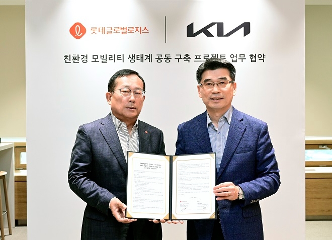 롯데글로벌로지스 박찬복 대표이사(왼쪽)과 기아 송호성 사장. 사진=기아.