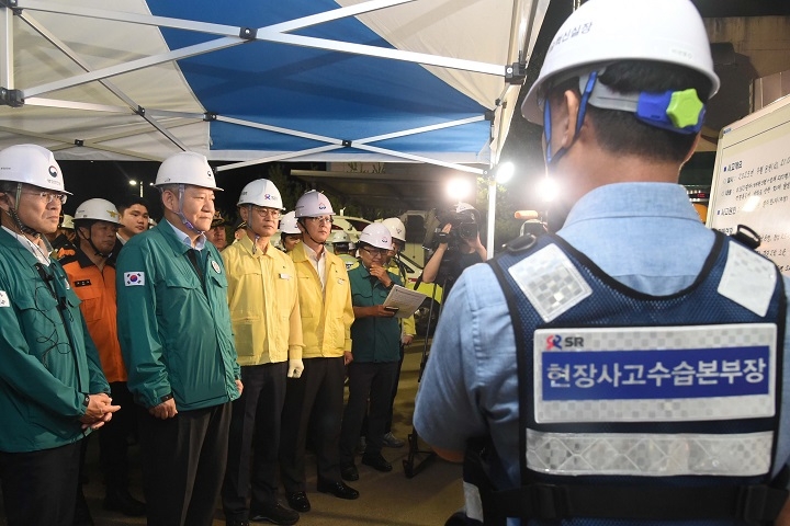 이상민 행정안전부 장관(왼쪽에서 두번째)과 이종국 SR 대표이사(세번째)가 READY Korea 훈련 현장을 점검하는 모습./사진제공=SR
