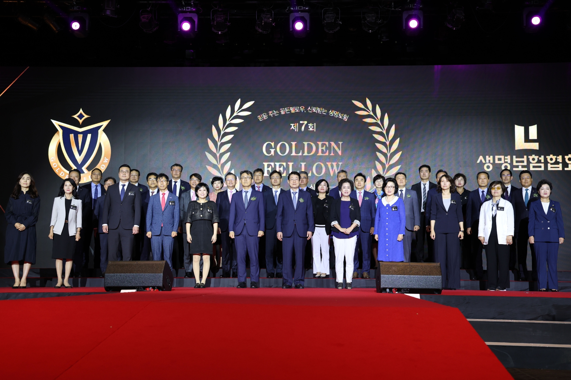 (아래 왼쪽에서 여섯번째부터) 권대영 금융위원회 상임위원, 정희수 생명보험협회회장과 이영종 신한라이프 대표(가운데줄 왼쪽에서 네번째), 여승주 한화생명 대표(가운데줄 왼쪽에서 다섯번째), 전영묵 삼성생명 대표(가운데줄 왼쪽에서 여덟번째), 편정범 교보생명 대표(가운데줄 왼쪽에서 아홉번째), 이환주 KB라이프생명 대표(가운데줄 왼쪽에서 열번째)가 8일 신라호텔에서 열린 골든펠로우 인증식에서 기념촬영을 하고 있다.(2023.09.08.)./사진제공=생명보험협회