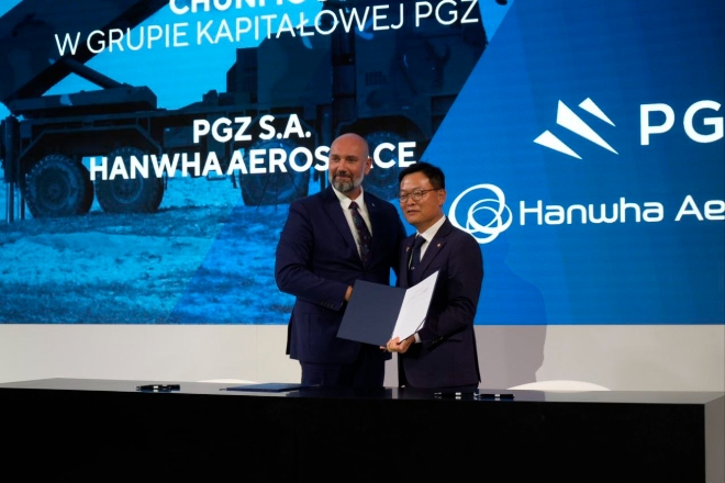 손재일 한화에어로스페이스 대표(사진 오른쪽)와 세브스찬 추와크 PGZ 회장이 MOU에 서명했다. 사진제공=한화오션.