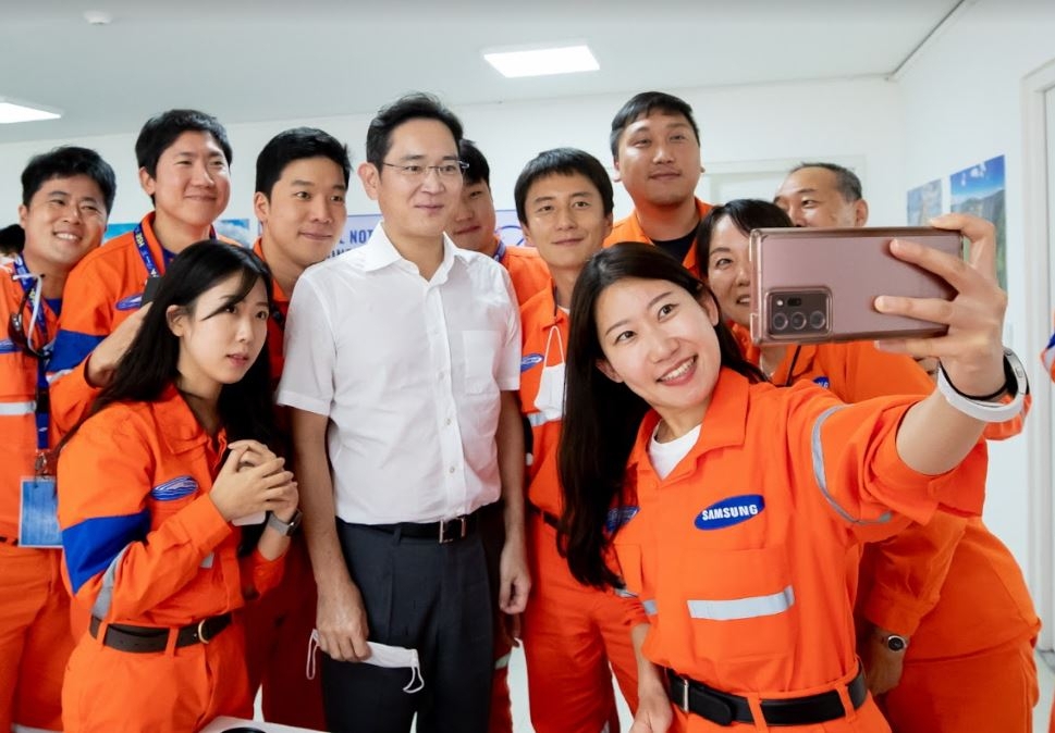 삼성이 국내 주요 대기업 중 유일하게 공채를 유지하고 청년 취업경쟁력 제고와 디지털 인재육성을 위해 은행권과 손을 맞잡았다. 사진은 이재용 삼성전자 회장이 지난해 9월 멕시코 삼성엔지니어링 도스보카스 정유공장 건설 현장에서 직원들과 기념 촬영하고 있는 모습./사진제공=삼성전자