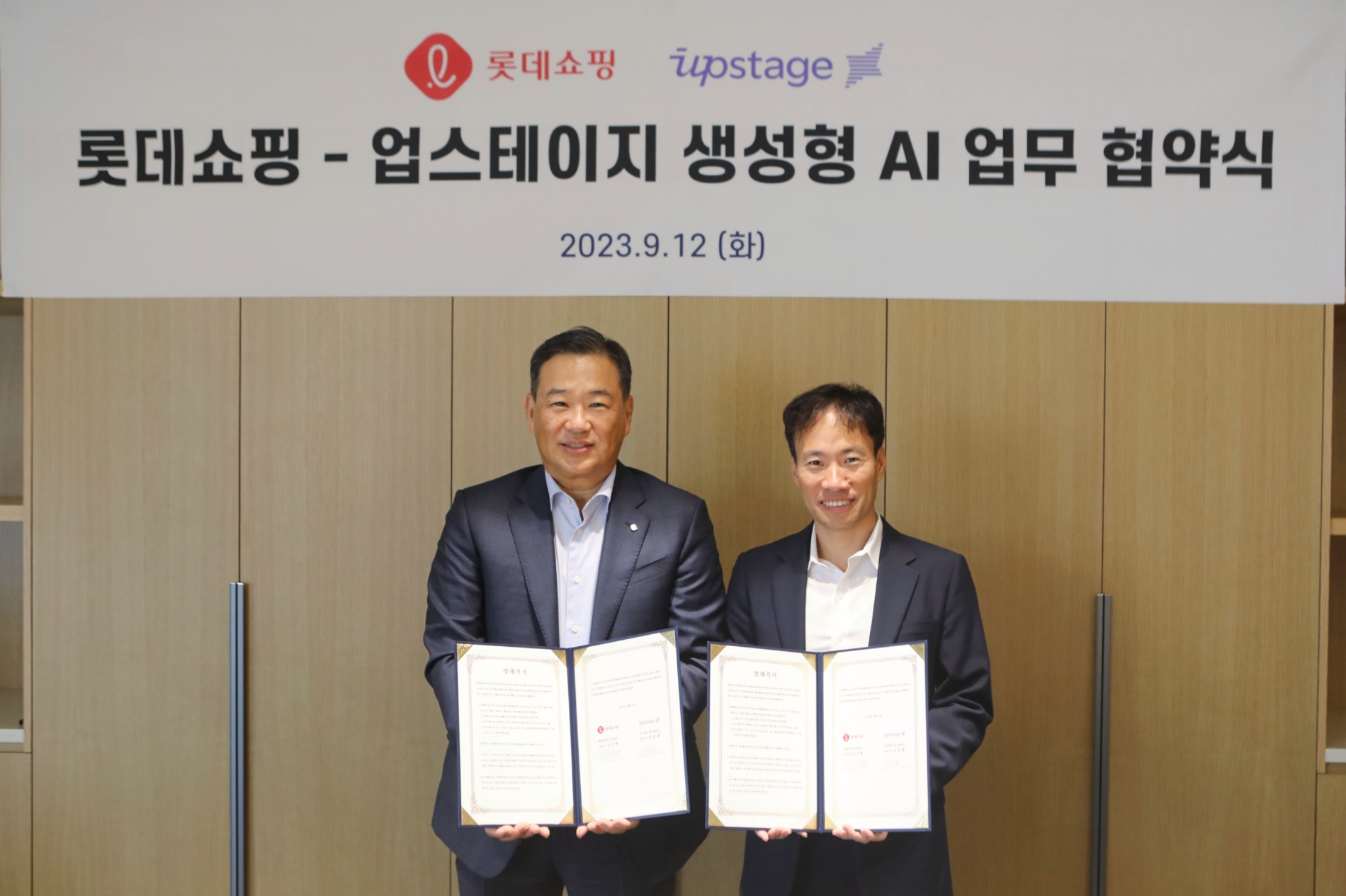 김상현 롯데쇼핑 부회장(왼쪽)과 김성훈 업스테이지 대표 /사진제공=롯데쇼핑