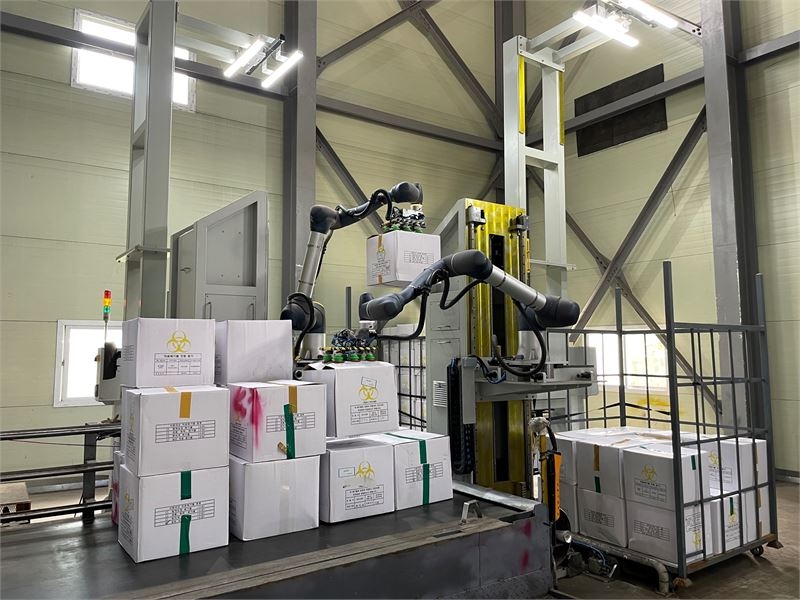SK에코플랜트가 자사 의료폐기물 사업장에서 로봇을 활용해 의료폐기물 포장 용기 상차업무 실증을 진행하는 모습.사진제공=SK에코플랜트