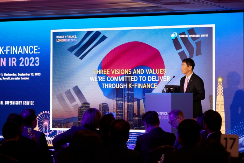 이복현 금융감독원장이 지난 13일 영국 런던에서 금감원·서울시·부산시·금융권이 공동으로 개최한 투자설명회에 참석해 발표하고 있다. /사진제공=금융감독원