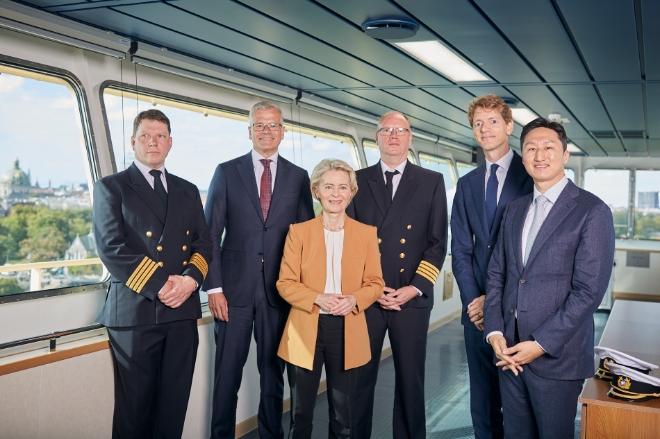 정기선 사장(사진 오른쪽 첫번째)은 최근 덴마크 코펜하겐에서 열린 2100TEU급 메탄올 추진 컨테이너 운반선 ‘로라 머스크(Laura Maersk)호’ 명명식에 참석했다. 사진제공=HD현대.