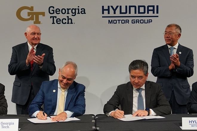 (뒷줄 왼쪽부터) 소니 퍼듀 조지아주 공립대학 협의회 의장, 정의선 현대차그룹 회장 (앞줄 왼쪽부터) 앙헬 카브레라 조지아공대 총장, 장재훈 현대차 사장. 사진제공=현대차.